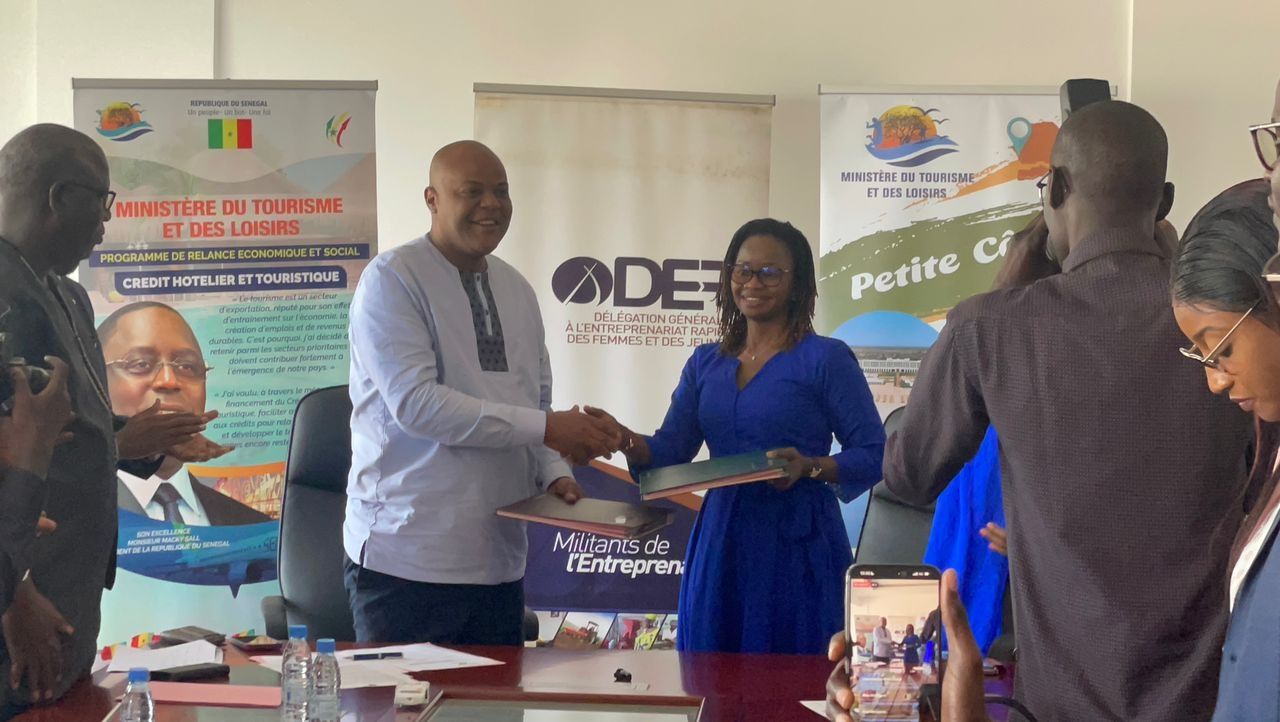 Le ministre du Tourisme et des Loisirs, Mame Mbaye Niang, et le Délégué général à la DER/FJ, Mame Aby Sèye, ont procédé mardi à la signature d’une convention cadre de partenariat.